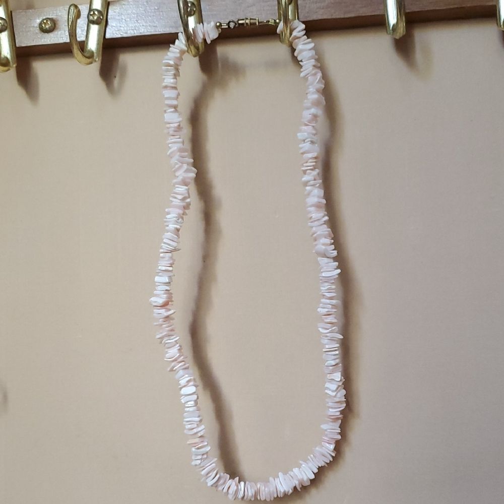Chic Shell Necklace in Soft Pink